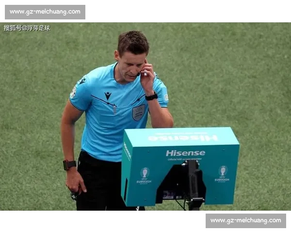 前裁判痛批 VAR 失灵:迪洛伦佐主动找接触,那不勒斯点球该取消 前裁判痛批 VAR 失灵:迪洛伦佐主动找接触,那不勒斯点球该取消