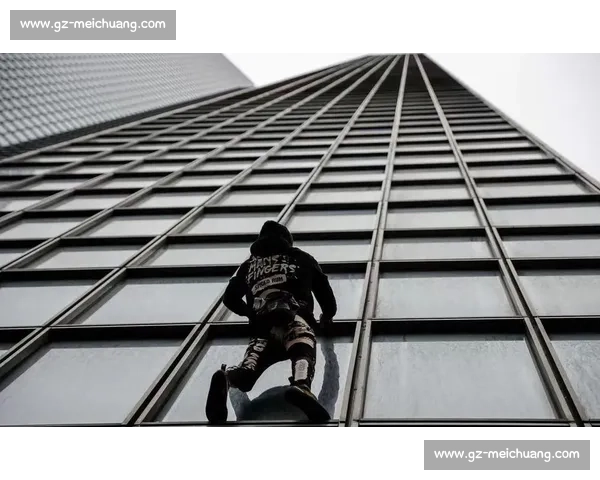 四楼悬窗生死劫!外卖小哥徒手攀楼托举生命 四楼悬窗生死劫!外卖小哥徒手攀楼托举生命