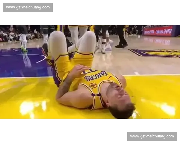 湖人噩耗三连!东契奇伤缺一周 仅 9 人可战 湖人噩耗三连!东契奇伤缺一周 仅 9 人可战